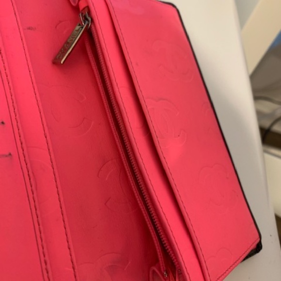 CHANEL Black and White Quilted Key & Card Holder - Picture 7 of 7